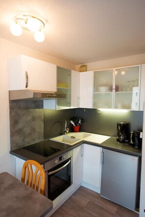 ثلاجة، ميكروويف، ماكينة لصنع القهوة/الشاي، محمصة خبز