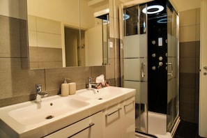 Whirlpool, Haartrockner, Bidet, Handtücher