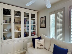 42-inch flat-screen TV with digital channels - Raven's Run (Miramar Beach)