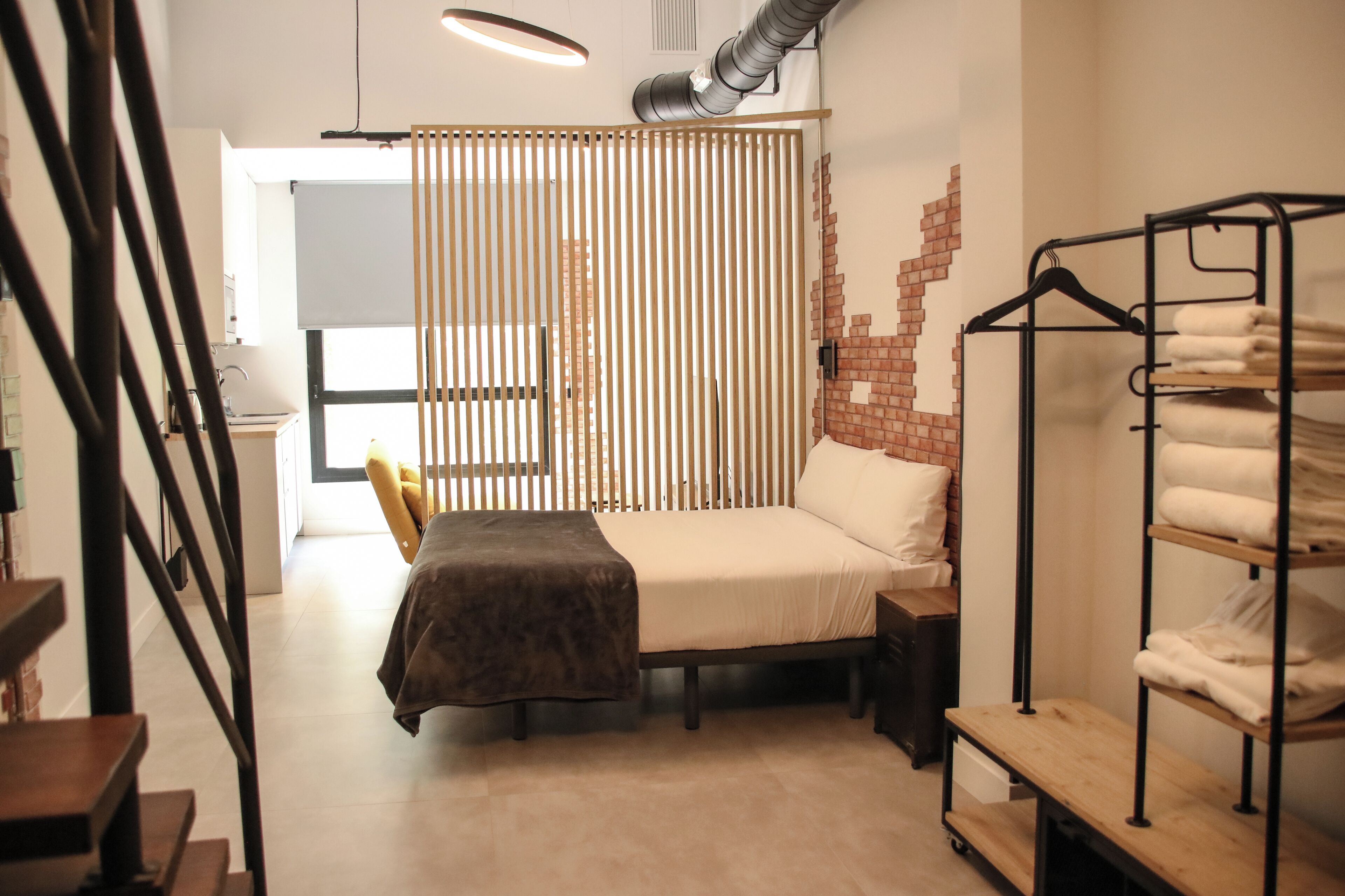 Superior loft (Duplex) | Een bureau, een laptopwerkplek, verduisterende gordijnen