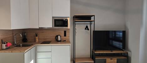 Studio Standard | 1 sovrum, skrivbord, arbetsyta för laptop och mörklÀggningsgardiner