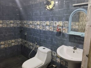 Dusj, bidé, håndklær og såpe