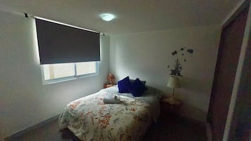 1 habitación, tabla de planchar con plancha, wifi y ropa de cama