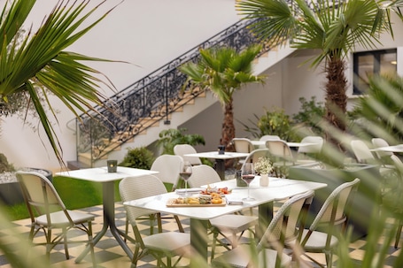 Terrace/patio. Epona Hôtel Sens