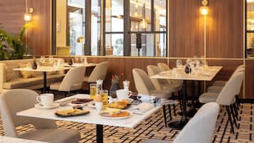 Petit déjeuner buffet (20 EUR par personne)
