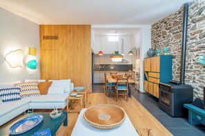 House | Living area | 35-inch TV with digital channels - Casa Loris by Wonderful Italy (Arzachena)