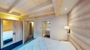 5 bedrooms, iron/ironing board, WiFi - 5 Bedroom Apartment in Saint-Sorlin-d'Arves (Saint-Sorlin-d'Arves)