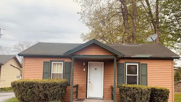 Cabin, 2 Queen Beds, Smoking | Free WiFi, bed sheets