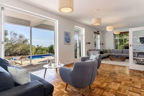 Televisión, chimenea, estéreo y oficina 