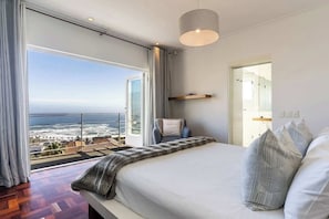 4 slaapkamers, een bureau, een strijkplank/strijkijzer, wifi