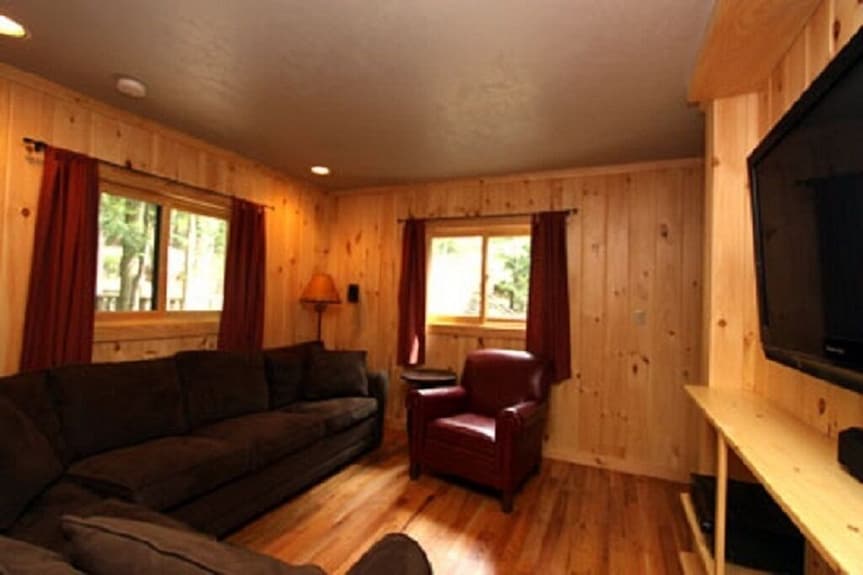 Evergreen Lodge Old Forge Waterfront W/dock Sleeps 9 / .5 Miles To Old Forge - Old Forge, NY