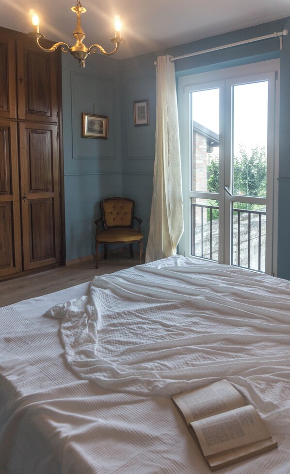 1 dormitorio, tabla de planchar con plancha, wifi y ropa de cama