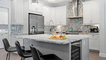 Microondas, horno, placa de cocina y lavavajillas