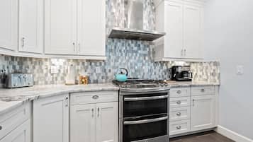 Microondas, horno, parrilla de estufa y lavavajillas