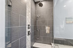 Shower, jetted bath, hair dryer, towels - LuxuryHome+MiniPutt&HeatedPool+FirePit+Close2Beach (Bonita Springs)
