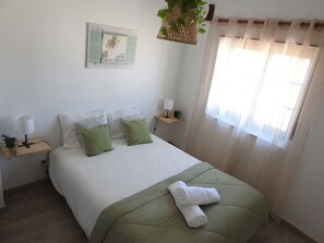 5 chambres, fer et planche à repasser, Wi-Fi, draps fournis