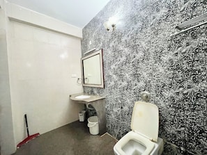Shower, hydromassage showerhead, bidet, towels - Hotel Surya Beach inn - near Sea beach (Puri)