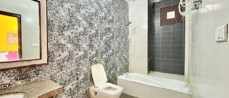 Ein Badezimmer mit Toilette, Waschbecken und Dusche.