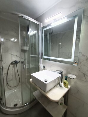 Douche, sèche-cheveux, serviettes fournies, savon
