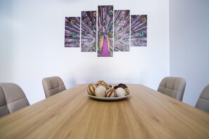 Dining - GuestReady - A marvellous madeiran vacation (Caniço)