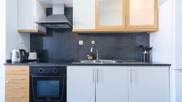 Een koelkast, een oven, een koffiezetapparaat/waterkoker