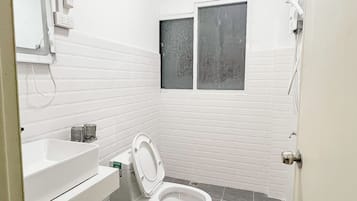 Phòng 2 giường đơn Superior | Phòng tắm | Buồng tắm vòi sen, vòi sen thủy lực, máy sấy tóc, áo choàng tắm
