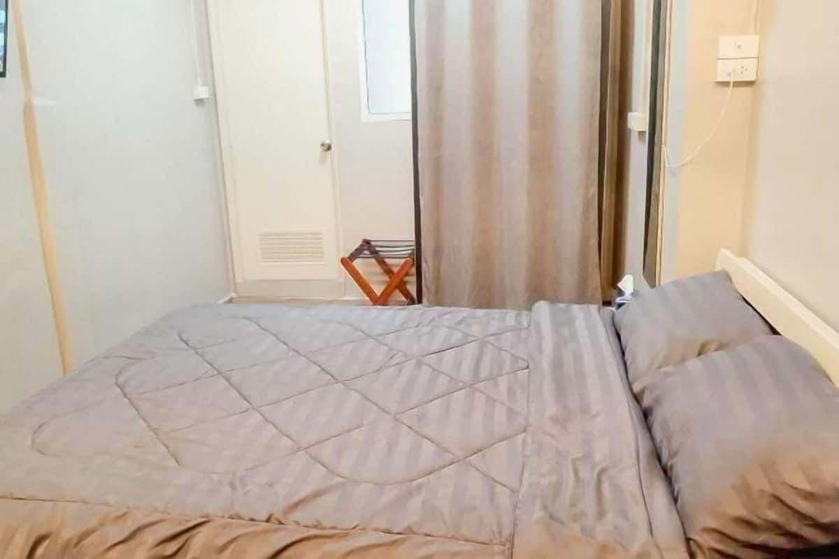 Blackout drapes, WiFi (free), bed sheets