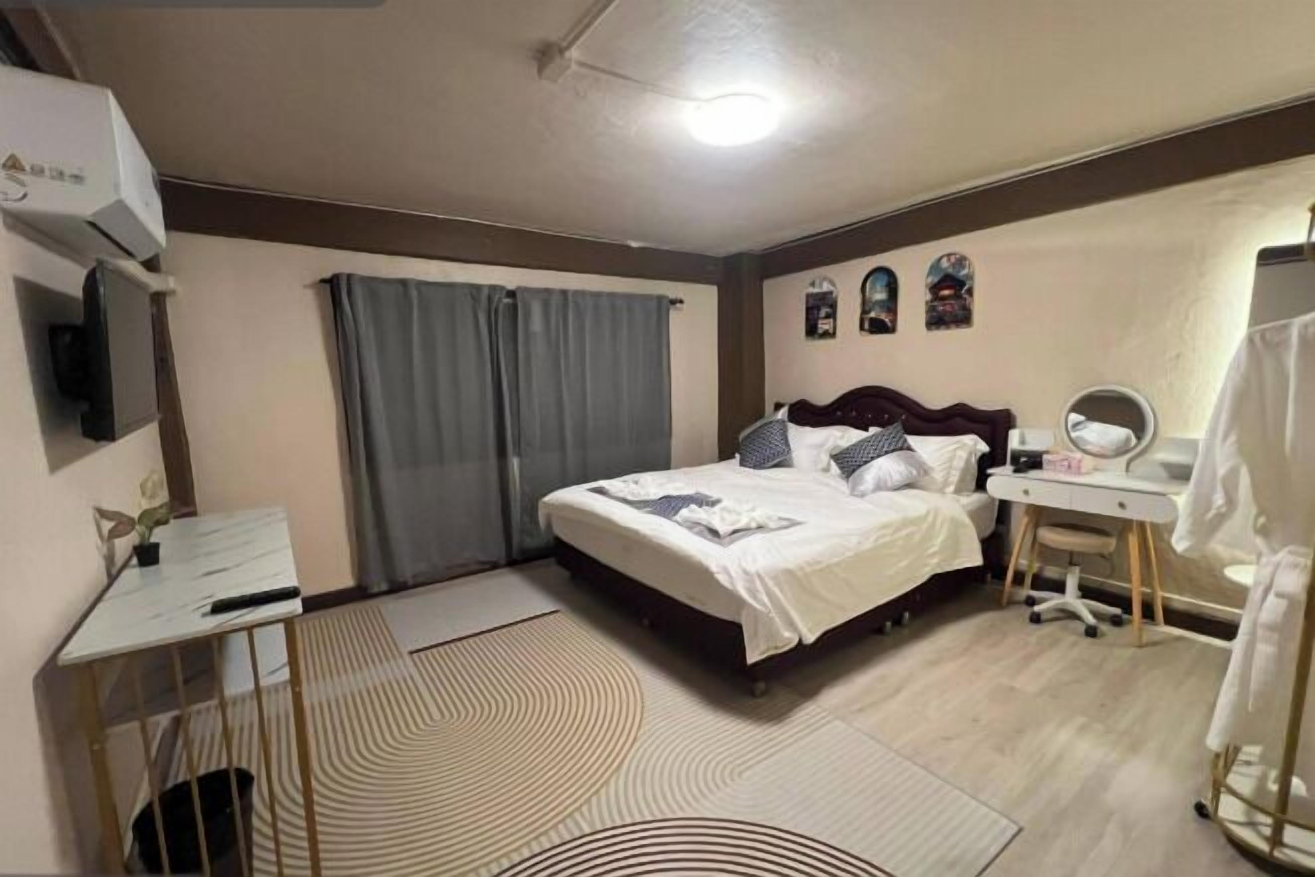 Blackout drapes, free WiFi, bed sheets