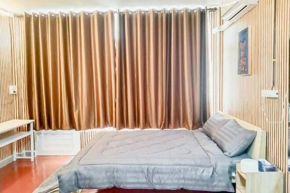 Blackout drapes, WiFi (free), bed sheets
