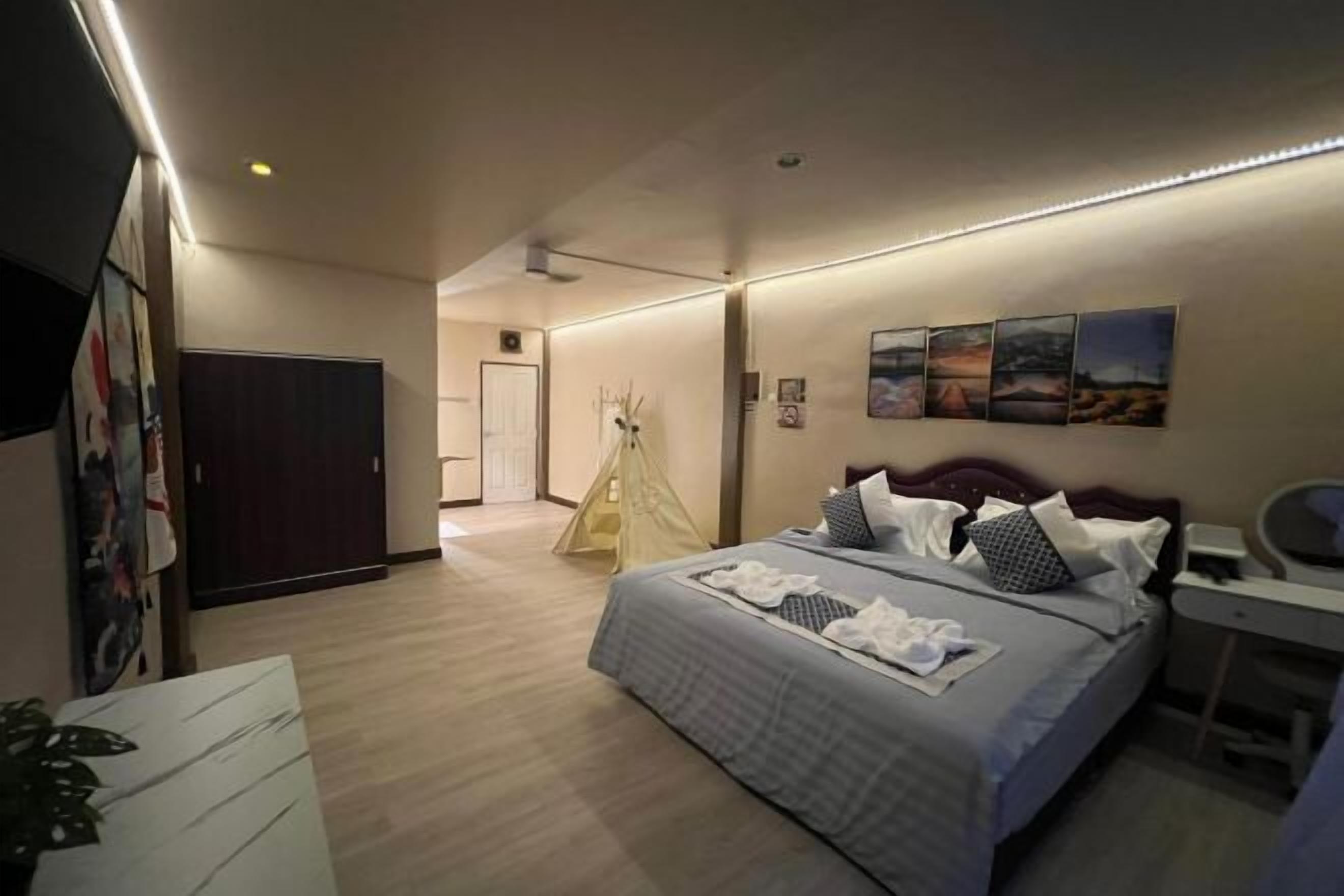 Blackout drapes, free WiFi, bed sheets