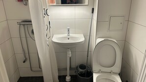 公寓 | 浴室 | 淋浴设施、毛巾、卫生纸