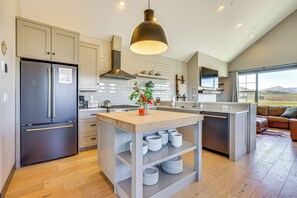 Réfrigérateur, micro-ondes, plaque de cuisson, lave-vaisselle