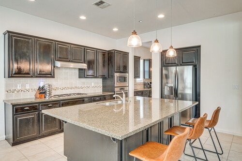 Rio Bravo Country Club Home in Bakersfield w/ Pool