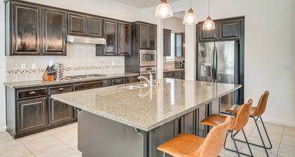 Rio Bravo Country Club Home in Bakersfield w/ Pool