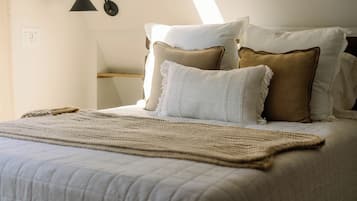 2 dormitorios, tabla de planchar con plancha, cuna de viaje