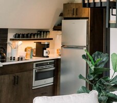 Frigobar, micro-ondas, fogão, cooktop