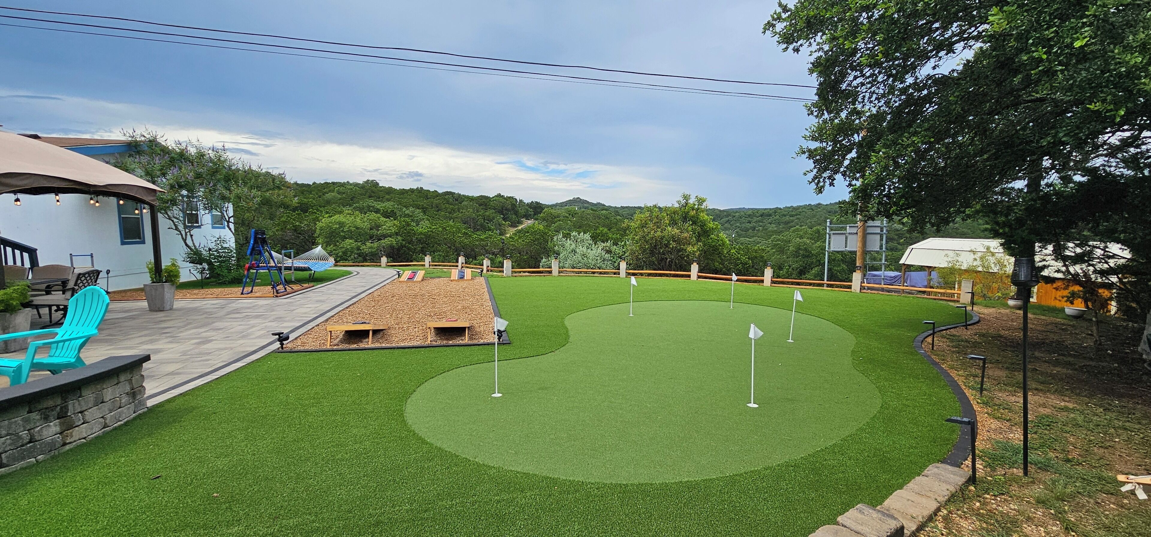 Hilltop Hideaway W/ HOT TUB, Beautiful Views, Putting green, & Walk To Dam! 
