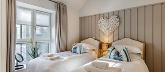 The Harbour Loft - Two Bedroom Apartment, Sleeps 4