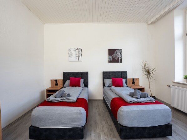 4 bedrooms, WiFi, bed sheets - Serviceroom24 - Apartment 5 in Recklinghausen Hoch Wlan - TV - 24-7 Check-in (Recklinghausen)