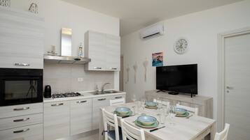 Apartamento, vista para o jardim | Cozinha privada | Máquina de café expresso, cadeirão de bebê
