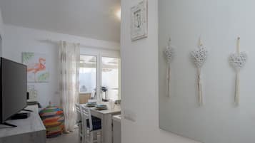 Apartamento, vista para o jardim | Área de estar | TV 35 polegadas com canais digitais