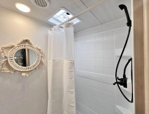 Dusj, håndklær, såpe og toalettpapir