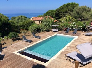 Una piscina al aire libre, una piscina climatizada