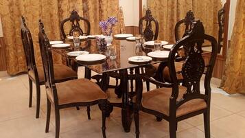 Apartment | Dining