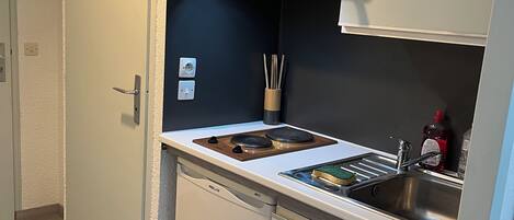 Cookware/dishes/utensils