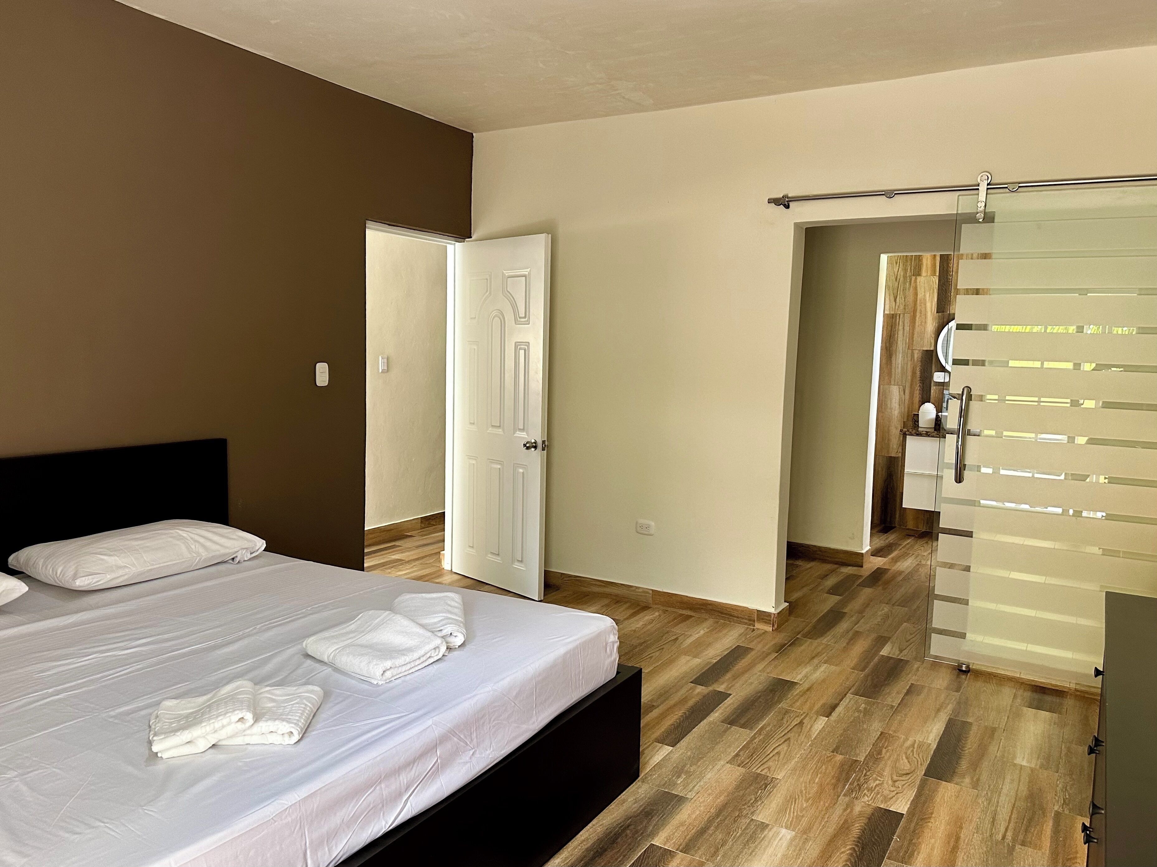 2 عدّة غرف نوم وواي فاي مجانًا وملاءات أسرّة