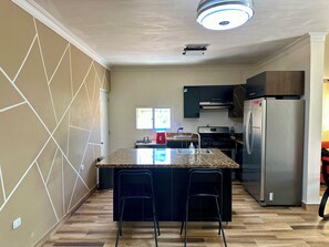 Kylskåp, ugn, kaffe- och tebryggare och vattenkokare