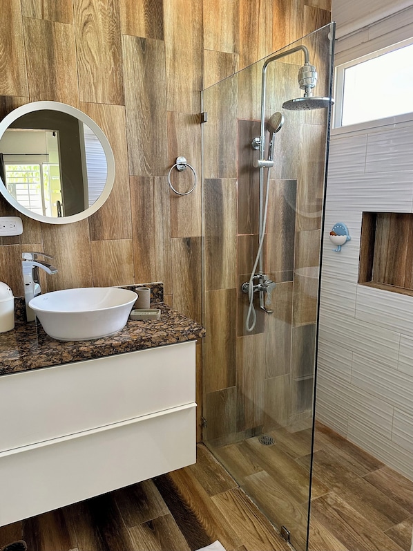 Douche, serviettes fournies