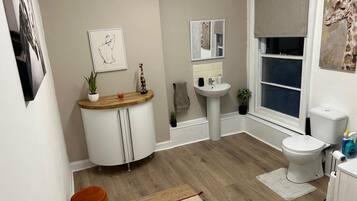 Apartment | Bathroom | Combined shower/bathtub, deep-soaking bathtub, hair dryer, towels