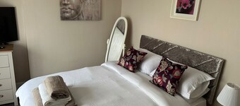 3 Bed Flat - Sleeps 6 - Parking - Wifi